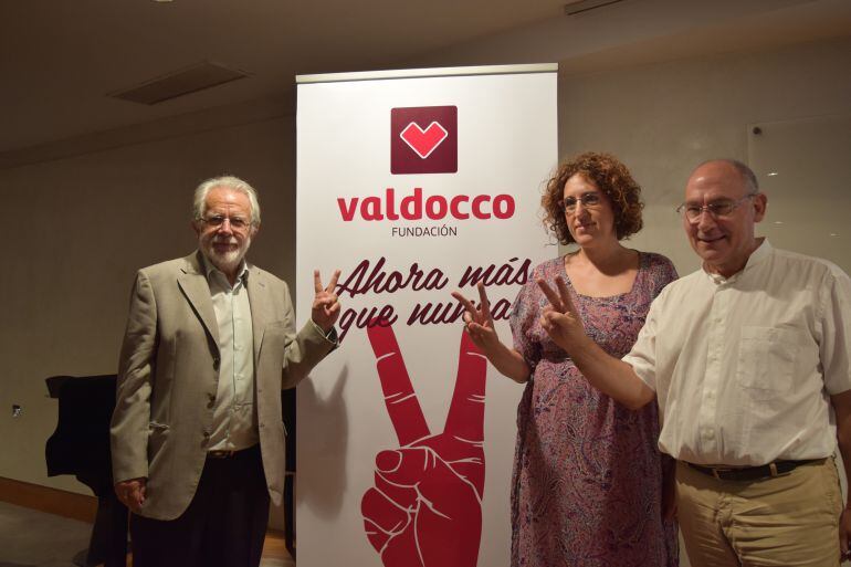 El presidente Jaime de Vicente (izq.); la tesorera Mariló Feria; y el director, Carlos González, presentan la nueva imagen de la entidad.