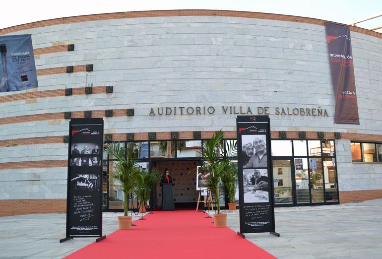 Entrada principal del Auditorio &quot;José Martín Recuerda&quot; durante la muestra de Cine Negro