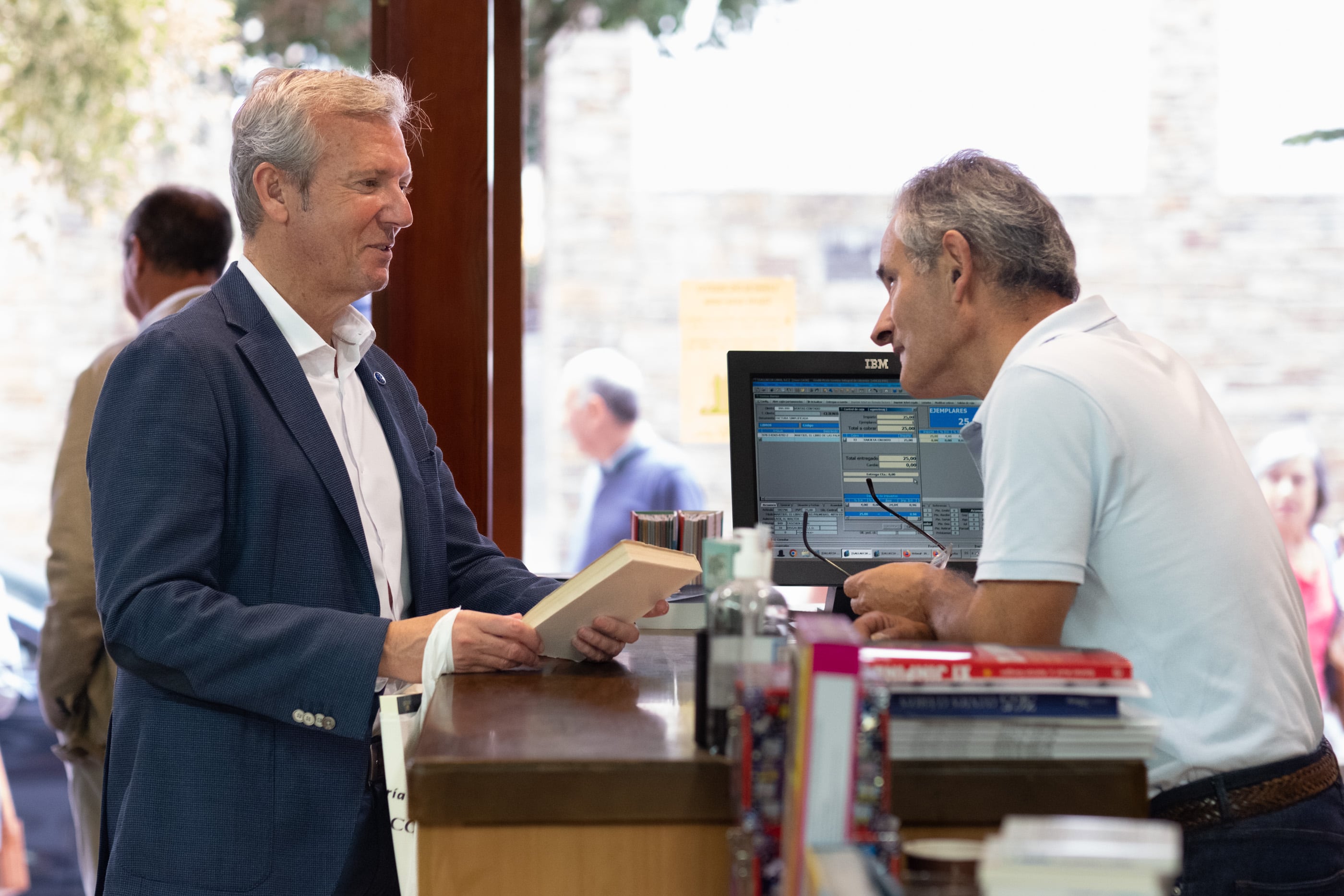 O presidente da Xunta, Alfonso Rueda, acompañado do conselleiro de Cultura, Educación, Formación Profesional e Universidades, Román Rodríguez, visita a libraría Gallaecia Liber , Santiago de Compostela, 01/09/2023.