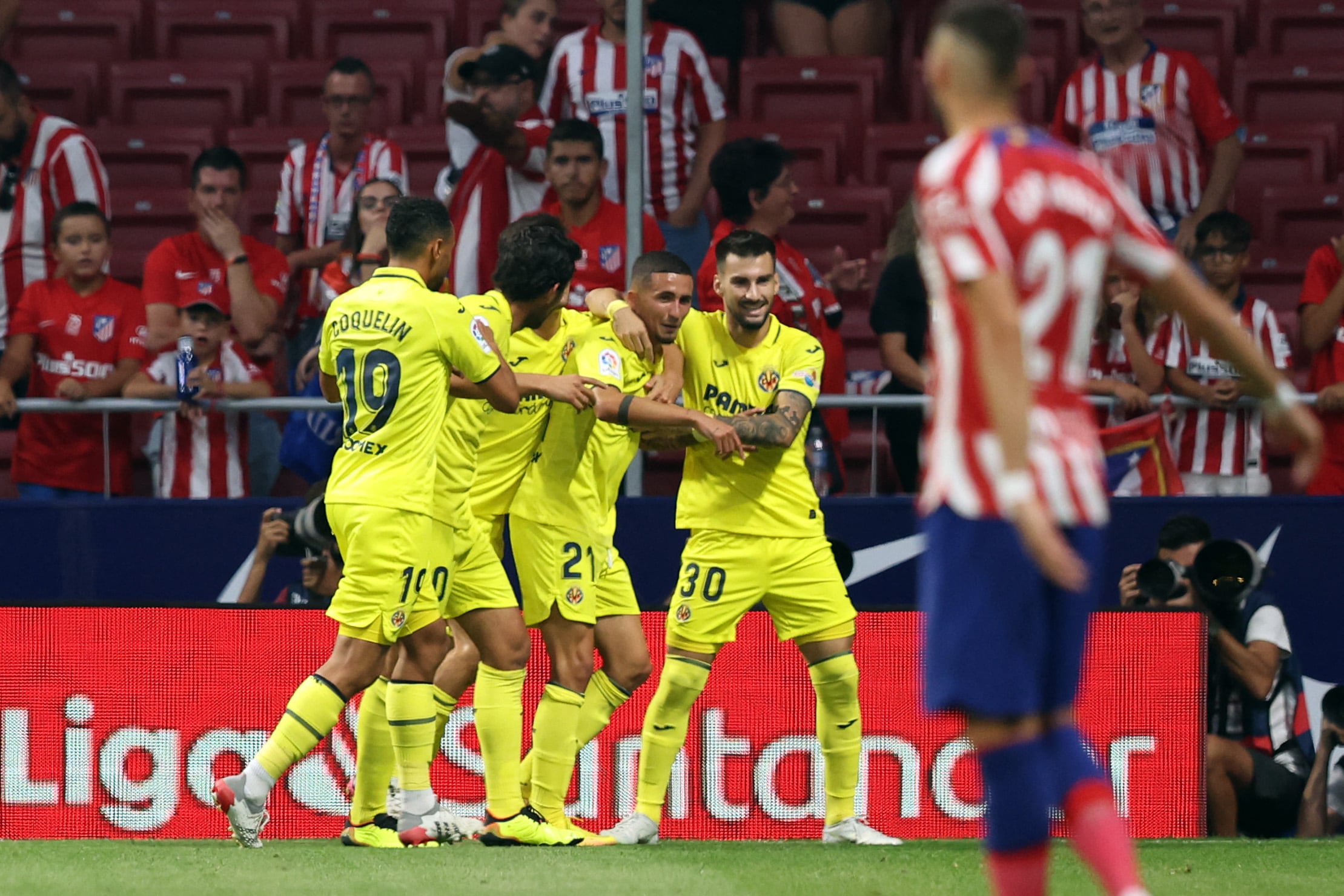 Los jugadores del Villarreal celebran el gol en el Metropolitano.