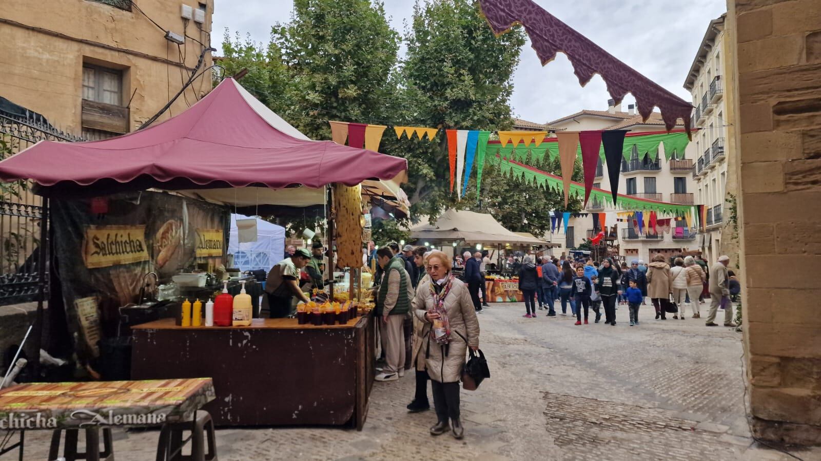 Mercado Renacentista con puestos de comida en la plaza de San Pedro de Huesca