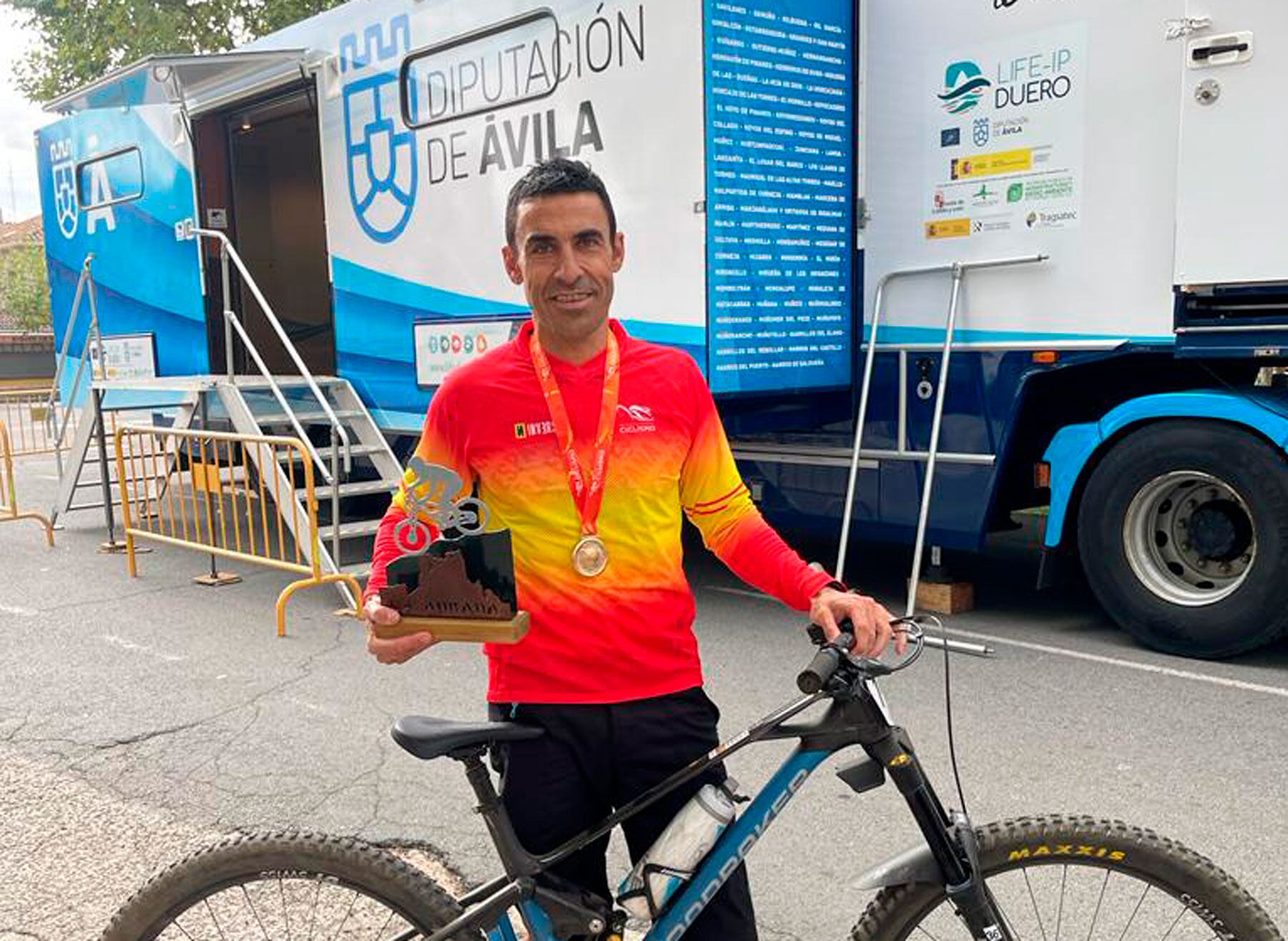 Jacobo Santana con uno de los malliots de campeón de España logrados este año y su trofeo acreditativo