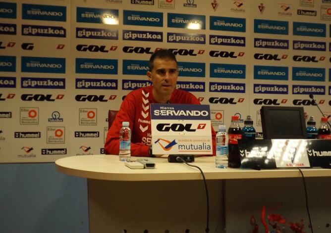 Garitano atiende a los medios de comunicación este mediodía en Ipurua.