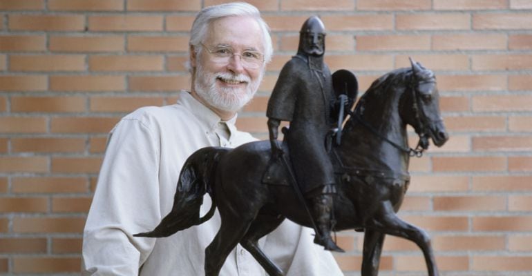 Sergio Blanco, junto una de sus esculturas