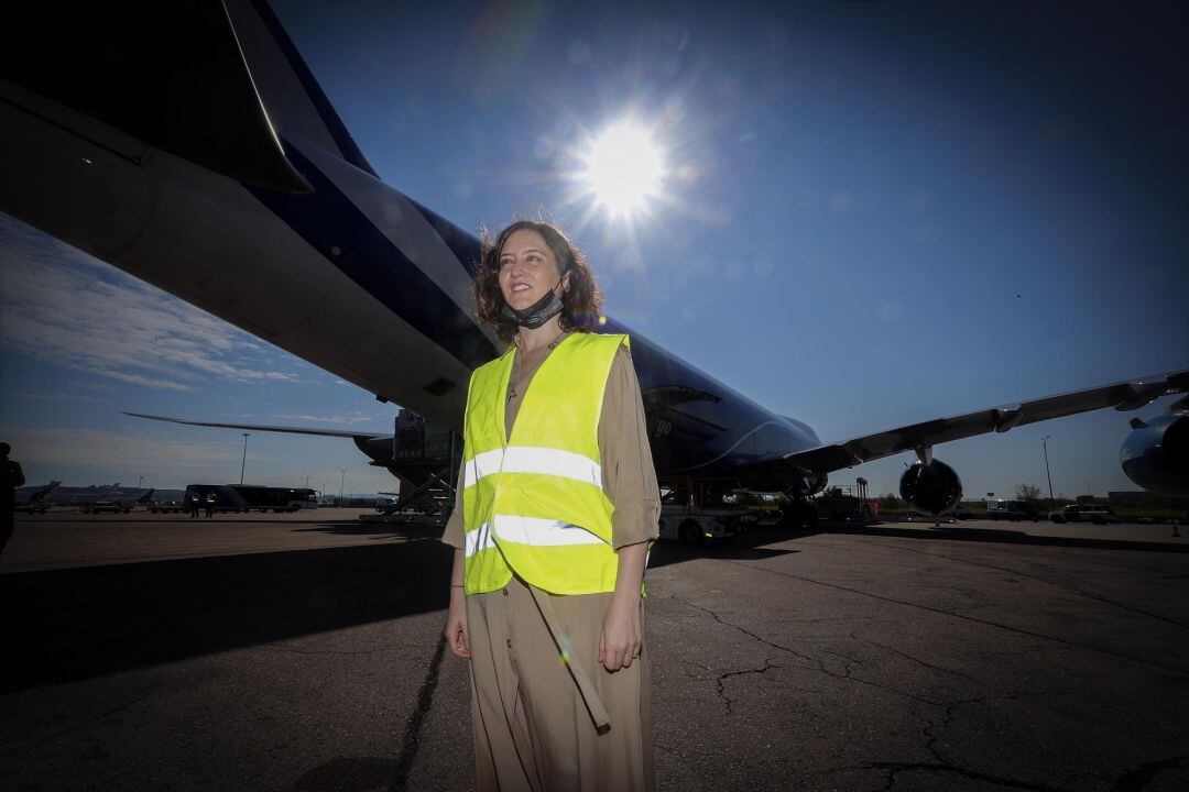 La presidenta de la Comunidad, Isabel Díaz Ayuso, recibe un nuevo avión que ha aterrizado en el aeropuerto Madrid-Barajas Adolfo Suárez procedente de China con 113 toneladas de material sanitario a repartir entre los hospitales madrileños, en Madrid (España) a 12 de abril de 2020.