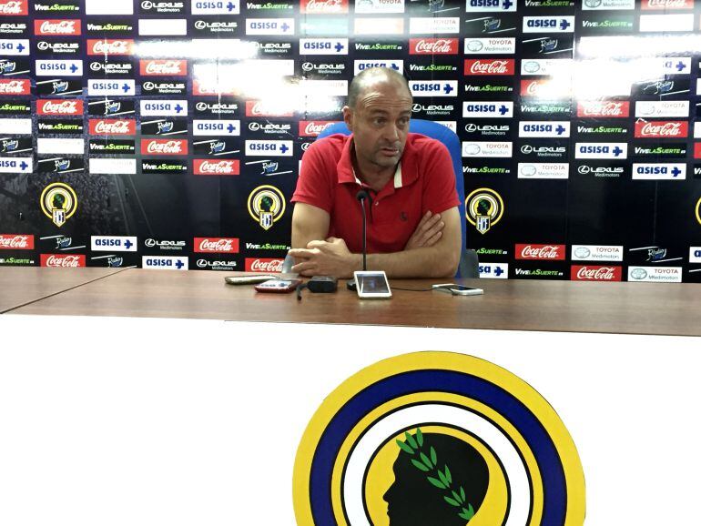 Vicente Mir se despide como entrenador del Hércules CF, en la sala de prensa del Rico Pérez