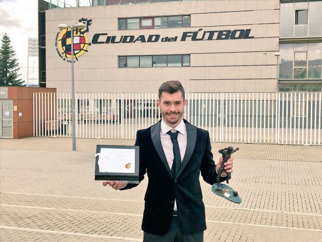 Cristian Fernández, en la sede de la RFEF, posando con la placa y el trofeo que le acreditan como el autor del mejor gol de la temporada en 2ªB