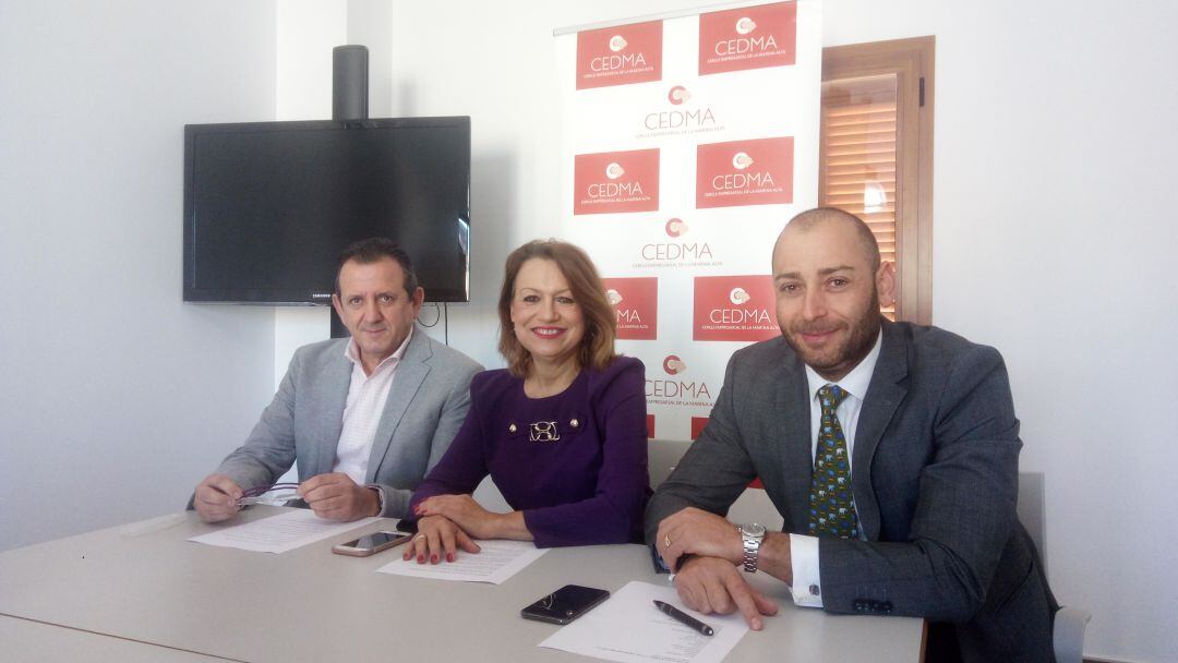 La presidenta del Cedma, Sonja Dietz, junto a los vicepresidentes Benito Mestre (d) y Ángel Vives (i). 