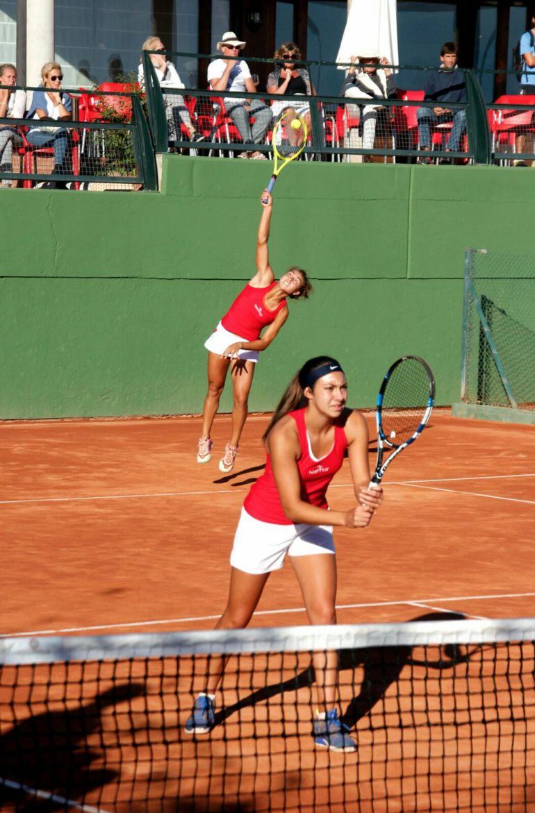 Paula Arias, en la red, en uno de los partidos de dobles de la Summer Cup