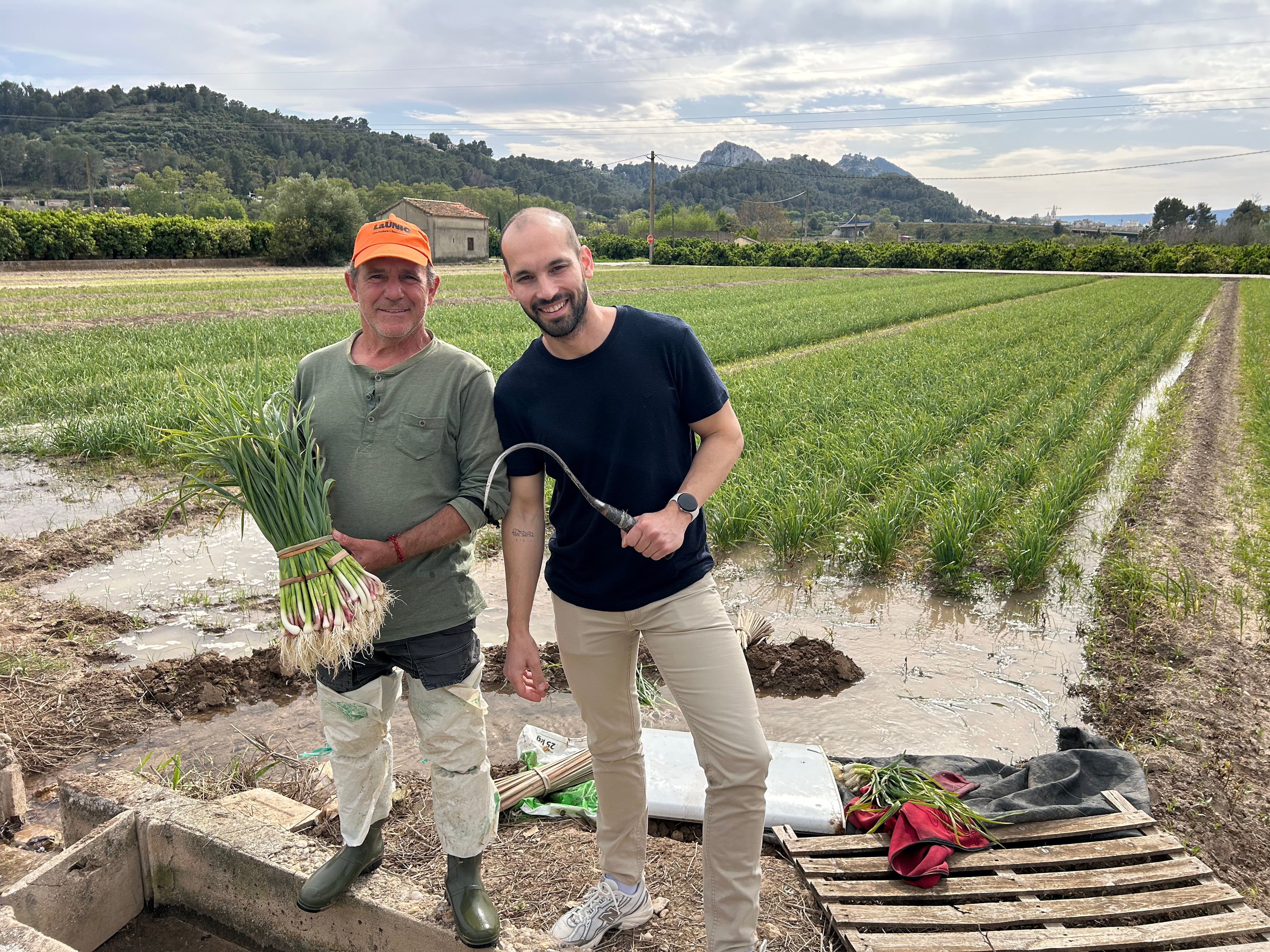 Pascual y Carlos en el campo. Fuente: Radio Xàtiva Cadena SER
