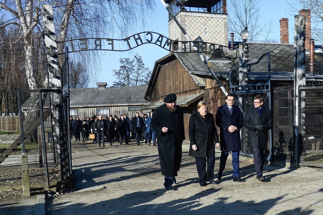 La canciller Angela Merkel, en el campo de concentración de Auschwitz.