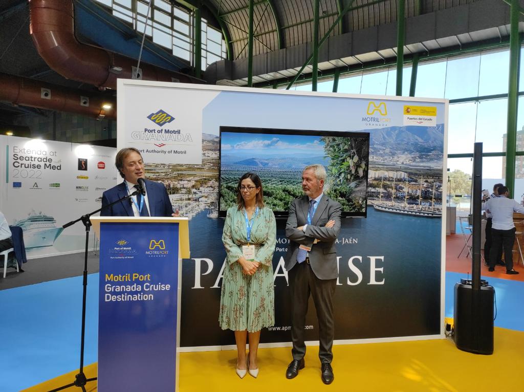 El concejal de Cultura y Turismo, José Manuel Higueras, se dirige al público del Seatrade Cruise Med, junto a la vicepresidenta tercera de la Diputación jiennense, África Colomo, y el presidente del puerto de Motril, José García Fuentes.