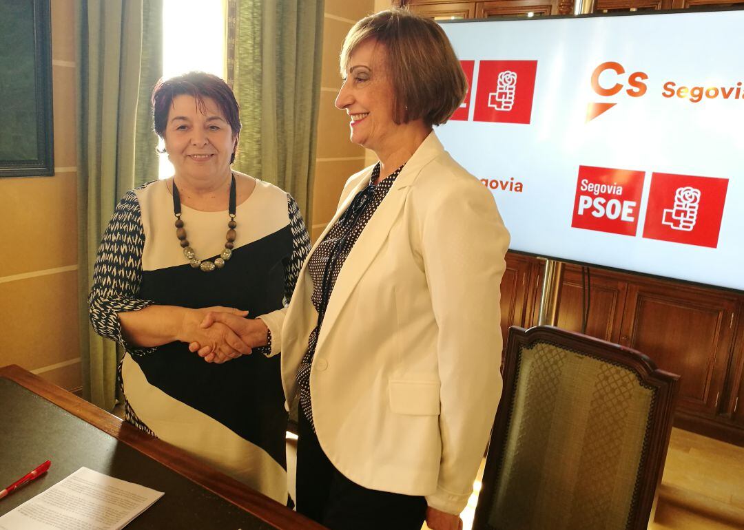 Clara Luquero y María José García Orejana tras la firma del acuerdo