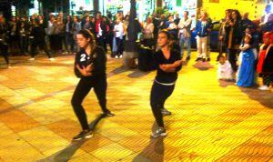 Dos de las bailarinas de Inquedanza en la plaza Fernando Miranda