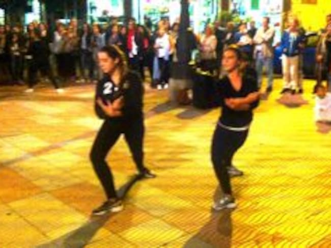 Dos de las bailarinas de Inquedanza en la plaza Fernando Miranda