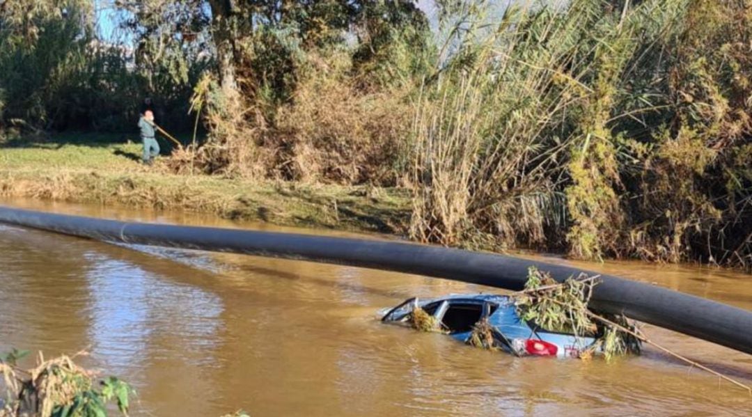 El coche fue arrastrado por el río