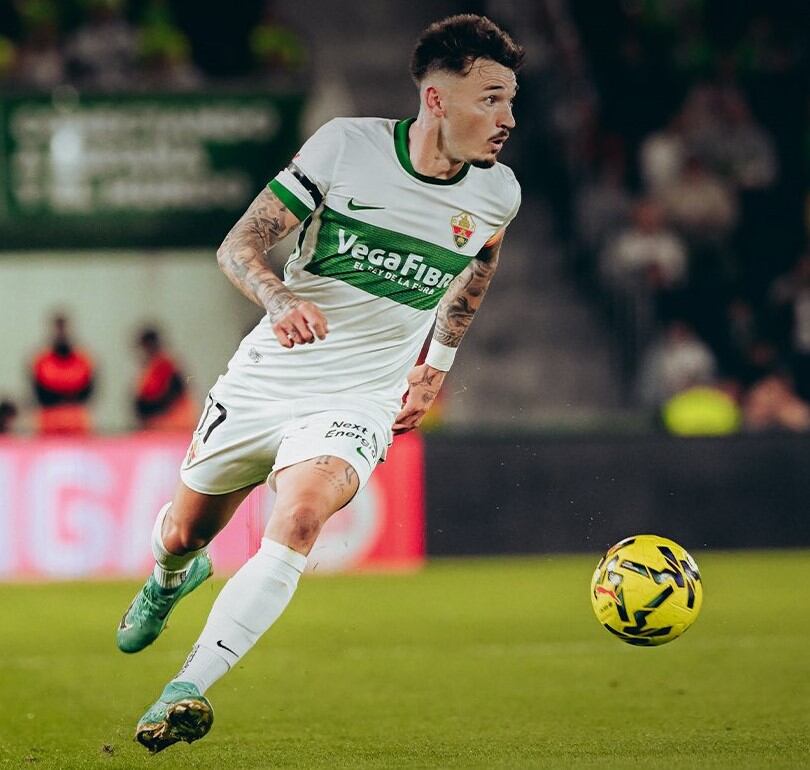 El capitán franjiverde, Josan, ataca en un lance del Elche-Real Sociedad