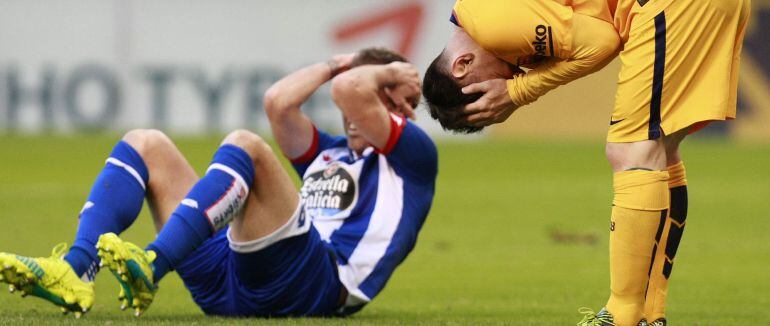 El delantero argentino del FC Barcelona Leo Messi y el defensa del Deportivo Fernando Navarro , durante el partido de la trigésimo cuarta jornada de Liga en Primera División.