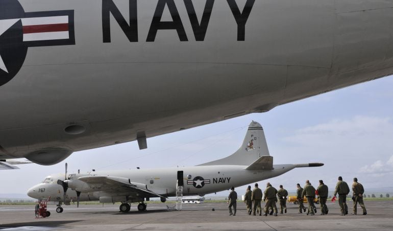 Efectivos y aviones de la US Navy en la pista 