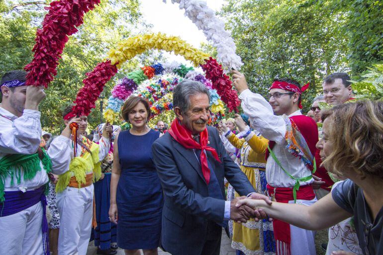 El presidente de Cantabria, Miguel Ángel Revilla, acompañado de su esposa, a su llegada a los actos conmemorativos del Día de Cantabria en la localidad de Cabezón de la Sal.