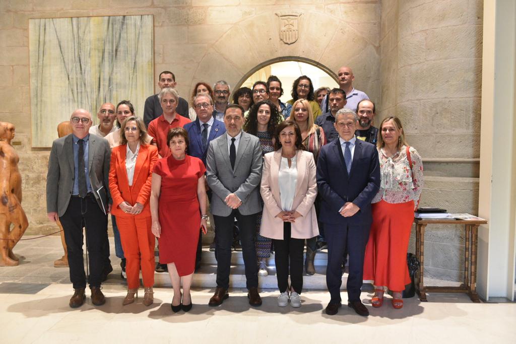 Foto de familia tras la aprobación en el Parlamento de La Rioja de la ley de función pública.