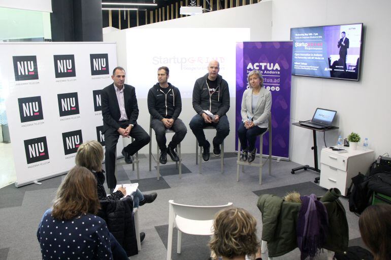 Miquel Gouarré, responsable del NIU d'Andorra Telecom; Alex Rodríguez, director d'Startup Grind al sud d'Europa; Ferran Martínez, director d'Startup Grind a Andorra, i Judit Hidalgo, directora d'Andorra Desenvolupament i Inversió (Actua), presenten el pro