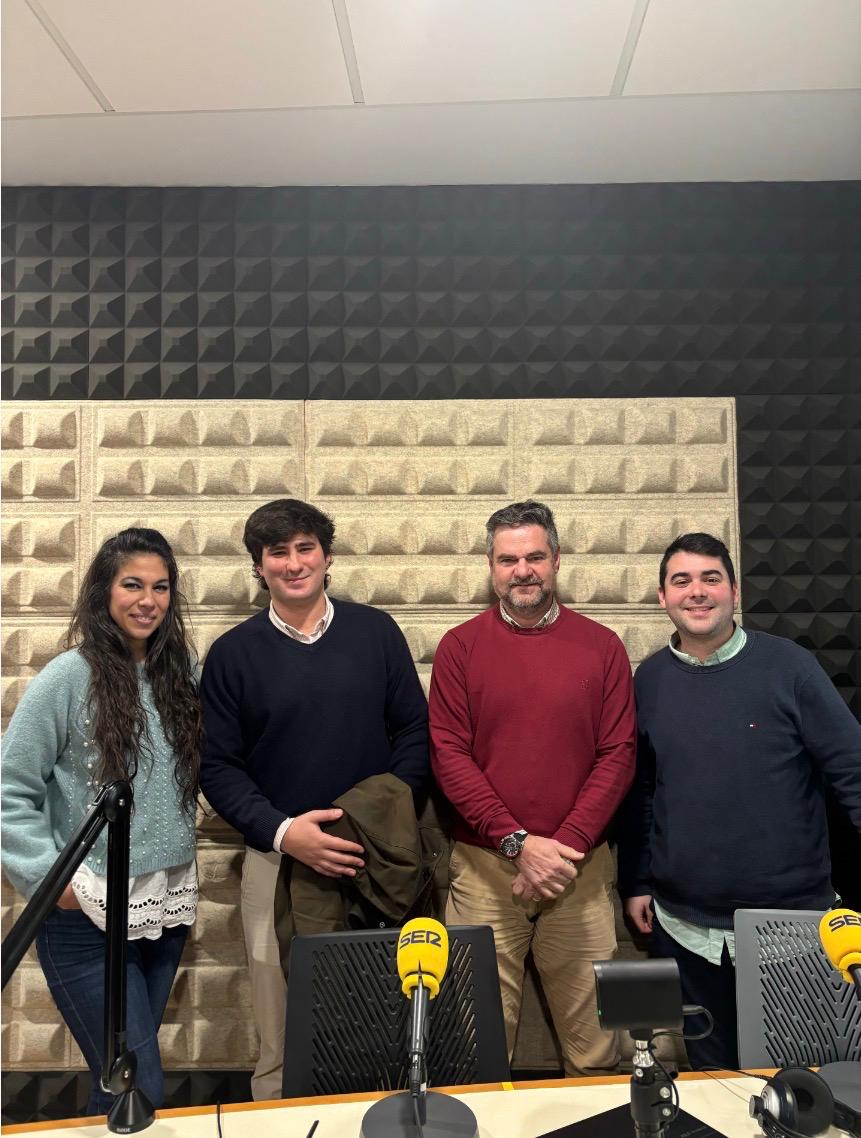 Juan Yuste, Hermano Mayor de la Hermandad del Cautivo y Alberto Macías, diputado del culto de la hermandad, visitan los estudios de Radio Morón.