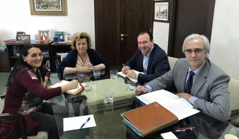 Momento de la reunión de la delegada de Salud, Teresa Vega (centro), la alcaldesa de Jimena, Esther Ulloa (dcha) y técnicos de la delegación