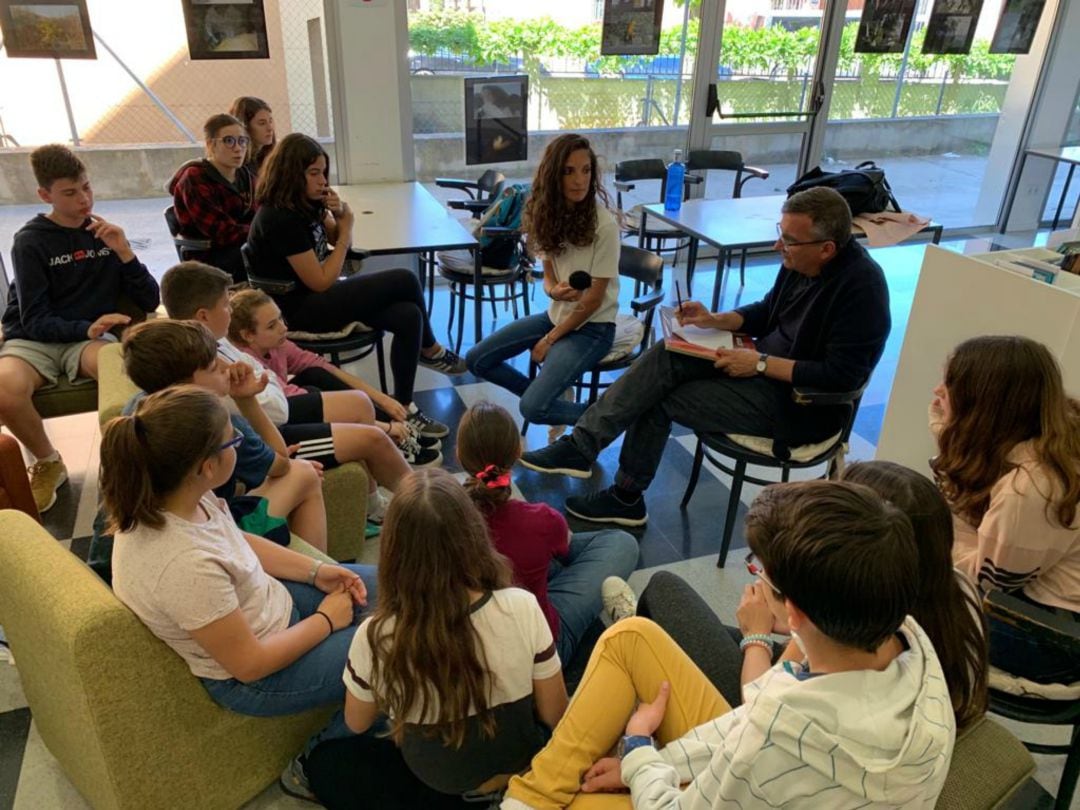 Bru Rovira y Valentina Rojo conversan con alumnos del instituto Vall de Llémena (Girona)