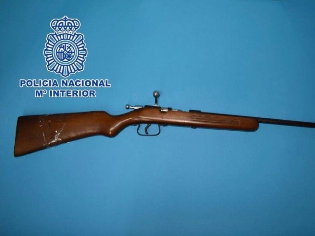 Detenido en Murcia por tratar de esconder una escopeta debajo de un coche al detectar presencia militar