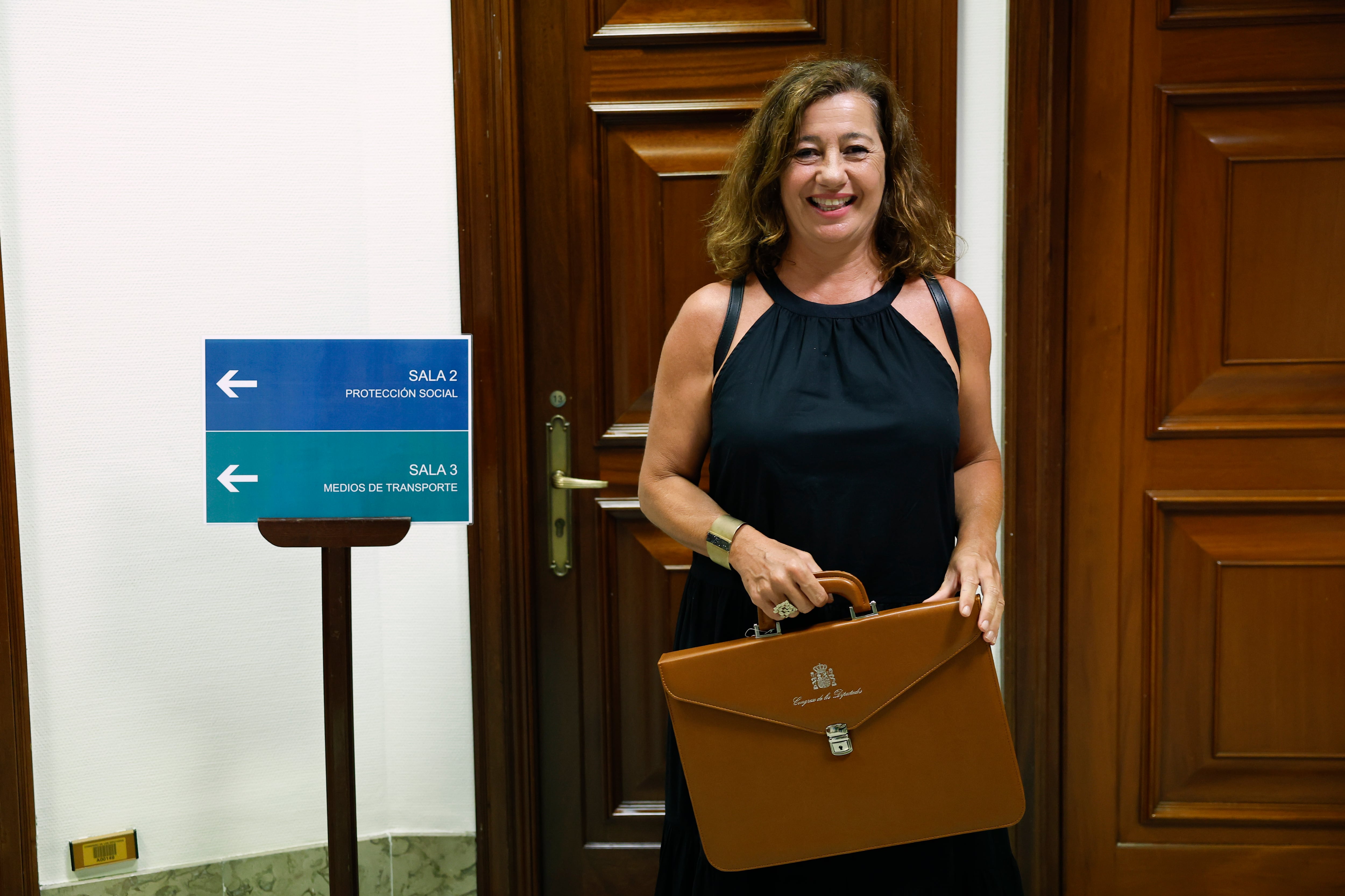 MADRID, 09/08/2023.- La diputada y expresidenta balear Francina Armengol sonríe tras presentar sus credenciales y recibir la cartera este miércoles en el Congreso de los Diputados. EFE/ Chema Moya
