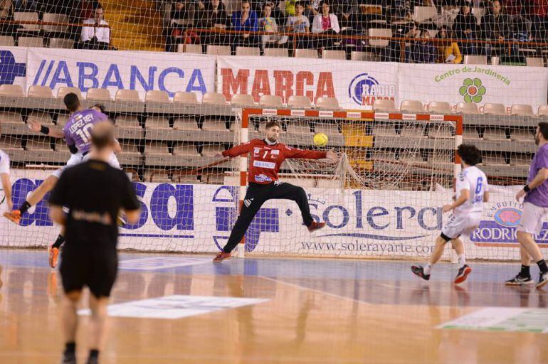 Macho Biosca detuvo al Guadalajara