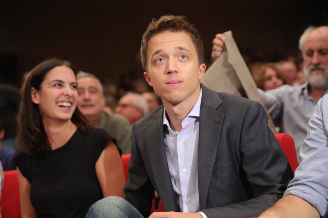 El líder de Más Madrid, Íñigo Errejón y la portavoz de Más Madrid en el Ayuntamiento, Rita Maestre, en la reunión de las bases del partido en una asamblea general en Madrid el 25 de septiembre de 2019.