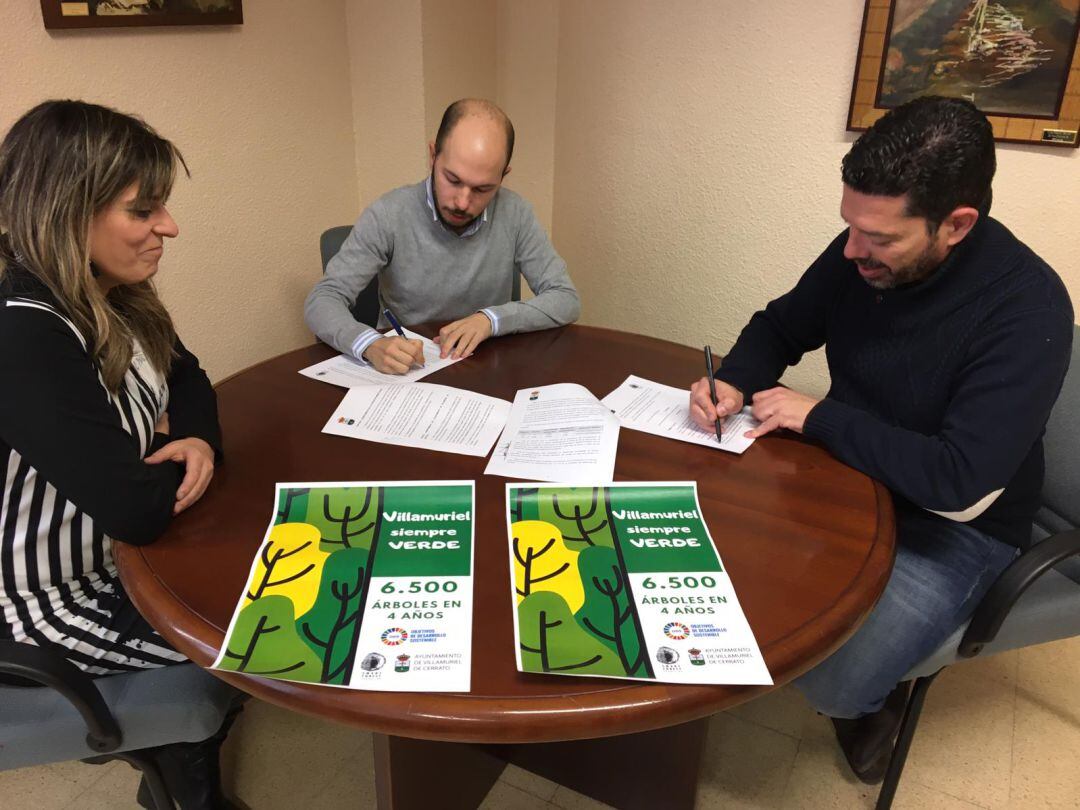 Firma del convenio en Villamuriel de Cerrato (Palencia)