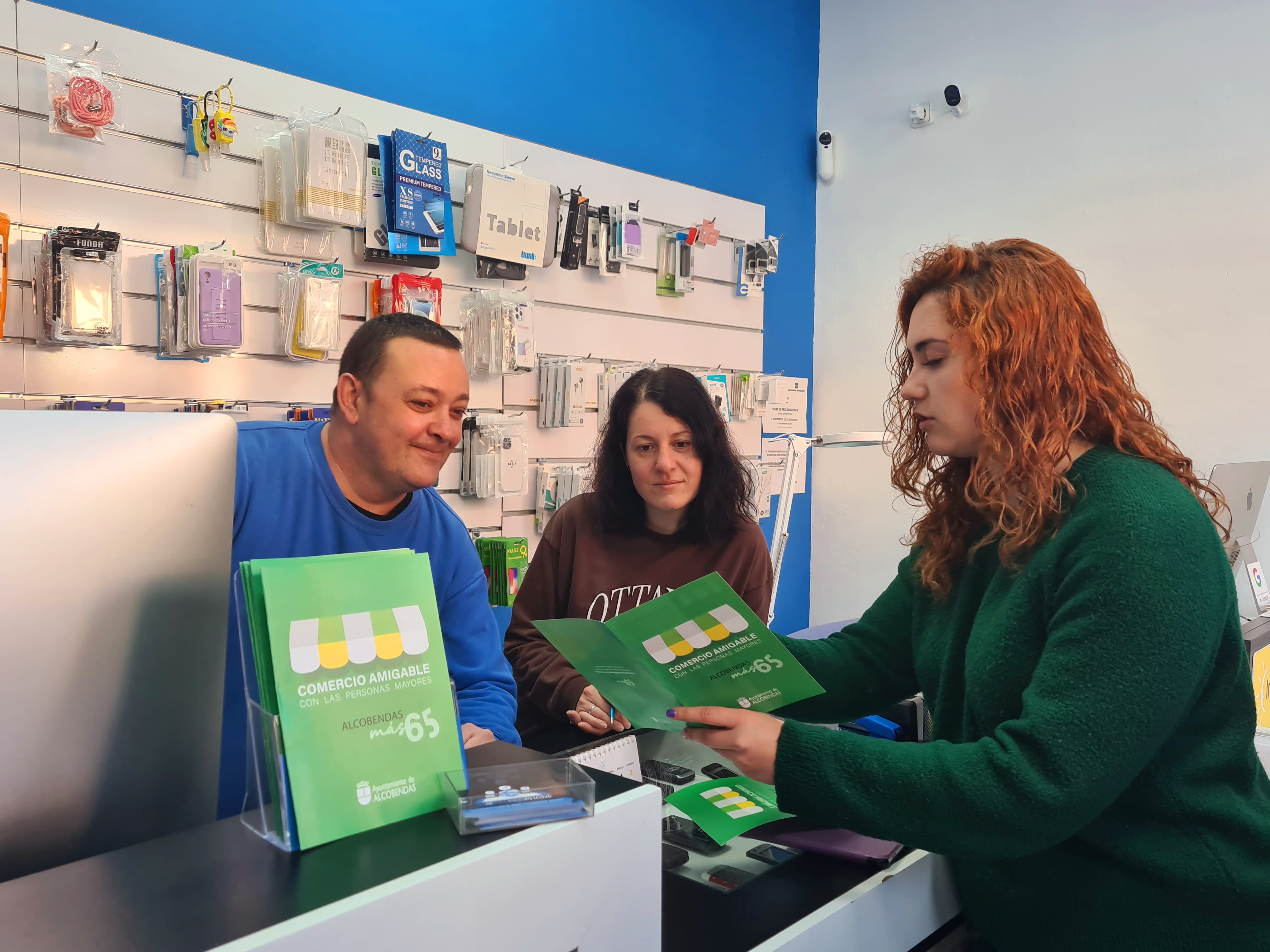 Los establecimientos de Alcobendas se están adhiriendo a la campaña “Comercio Amigable” para facilitar las compras a las Personas Mayores