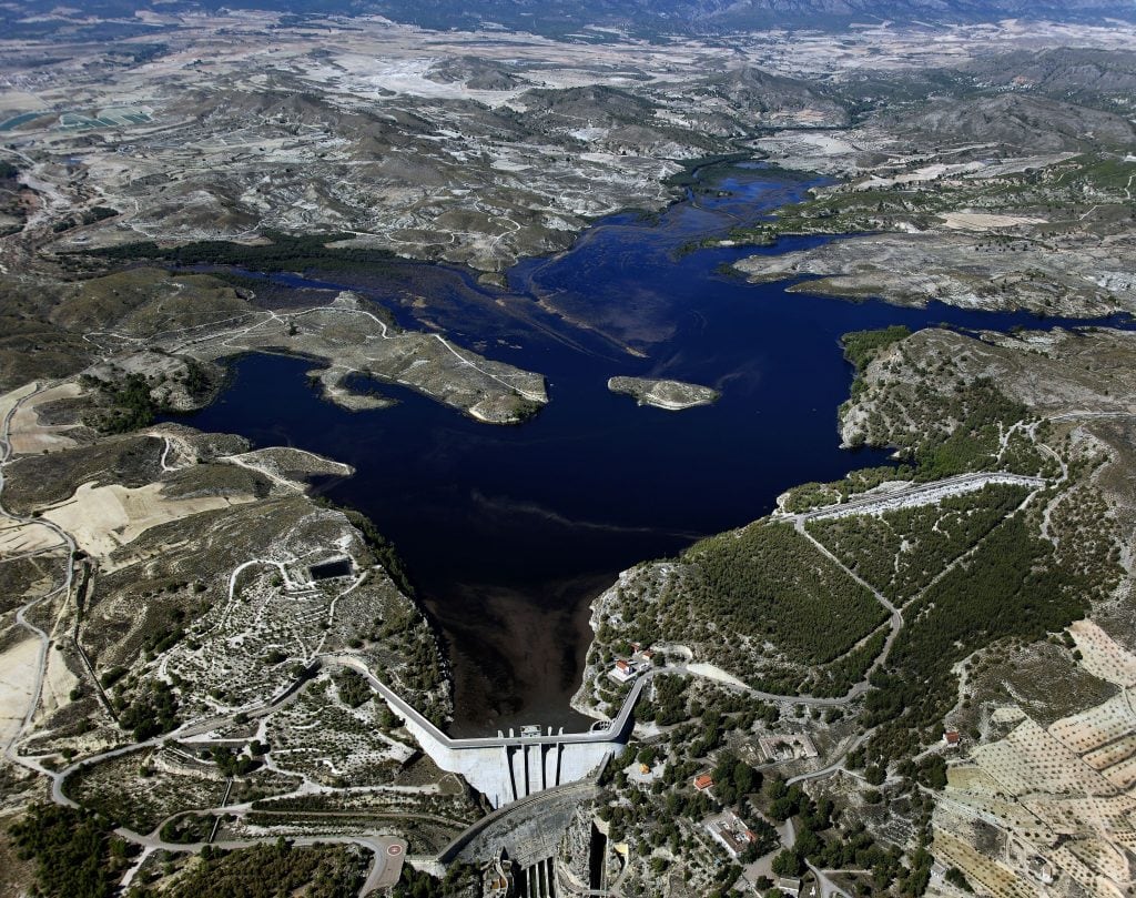 El embalse de Puentes, situado en la pedanía de La Tova, es el principal embalse del municipio Lorquino y cuya finalidad se basa, por un lado, en su capacidad para mitigar los efectos de las riadas y avenidas.