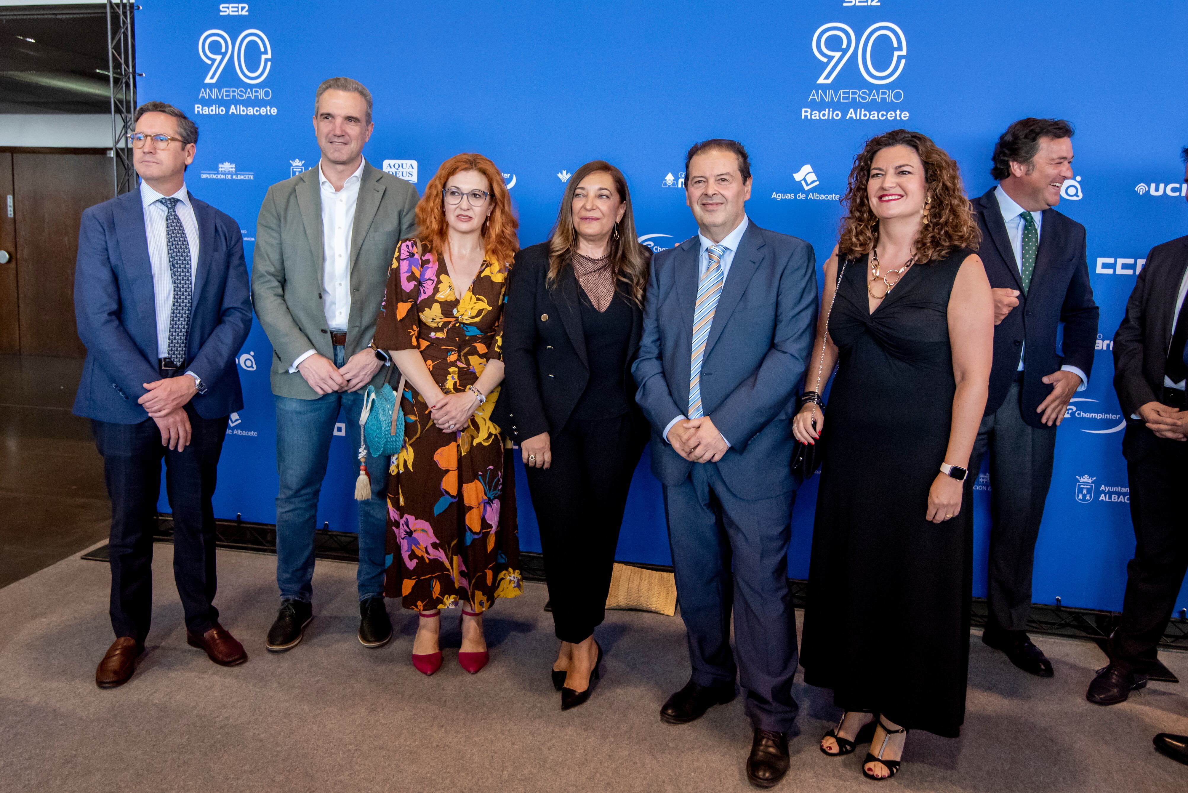 El director médico de la Gerencia de Atención Integrada (GAI) de Albacete, Carlos Romero, el director de enfermería de la GAI de Albacete, David Fernández, la delegada de Sanidad, Juani García, la directora de Radio Albacete, Justina Gómez, el director general del Sescam, Ibrahim Hernández, y la directora de gestión de la GAI de Albacete, María Hoyos.