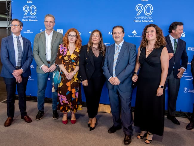 El director médico de la Gerencia de Atención Integrada (GAI) de Albacete, Carlos Romero, el director de enfermería de la GAI de Albacete, David Fernández, la delegada de Sanidad, Juani García, la directora de Radio Albacete, Justina Gómez, el director general del Sescam, Ibrahim Hernández, y la directora de gestión de la GAI de Albacete, María Hoyos.