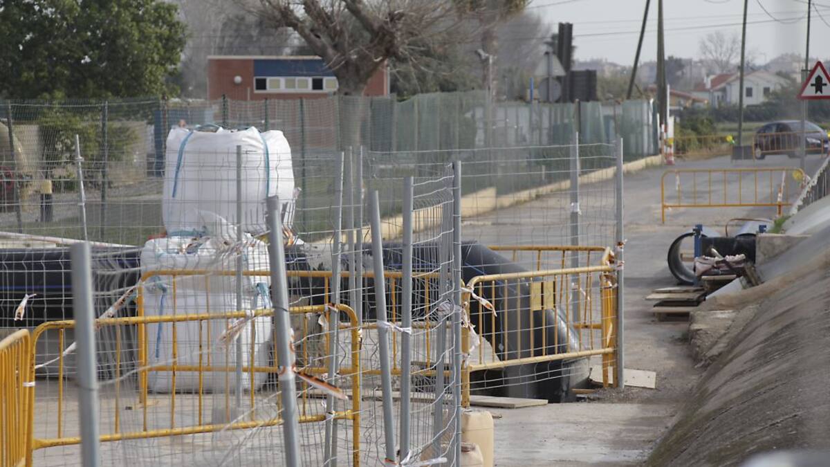 El camí Fondo de Castelló cerrado por la rotura de una tubería desde hace dos meses