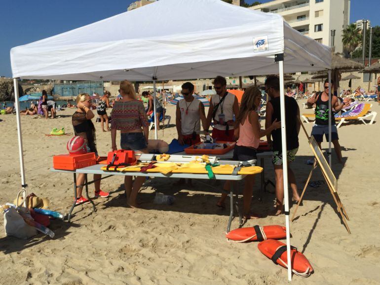 socorristas realizando cursillos de prevención en la playa.