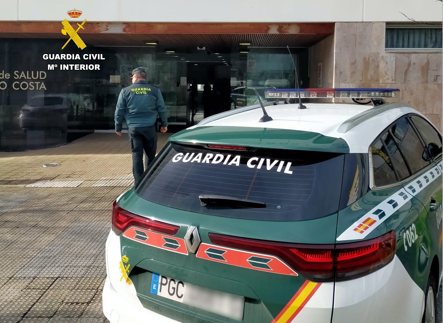 Patrulla de la Guardia Civil en el Centro de Salud de Maliaño (Camargo)