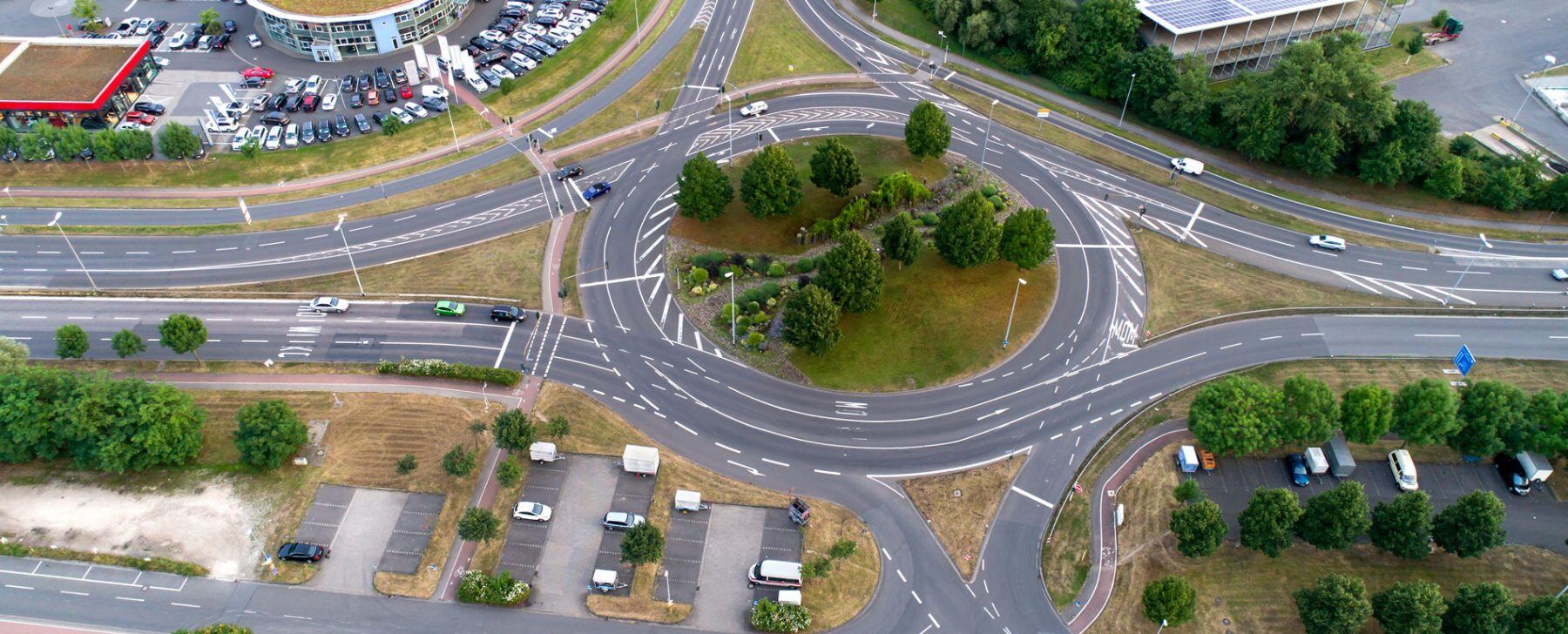 Un informe de la DGT refleja que uno de cada tres conductores implicados en siniestros en rotondas cometieron alguna infracción.