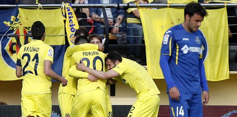 Los jugadores del Villarreal celebran el gol de Denis Suárez