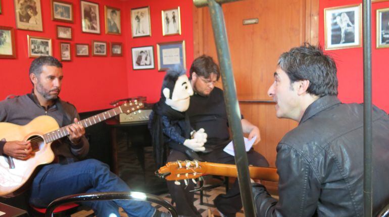 Antonio Martínez Ares, con Jesús Toledo al fondo sujetando una de las marionetas del corto &#039;El extraño caso del Dr Toñito&#039;