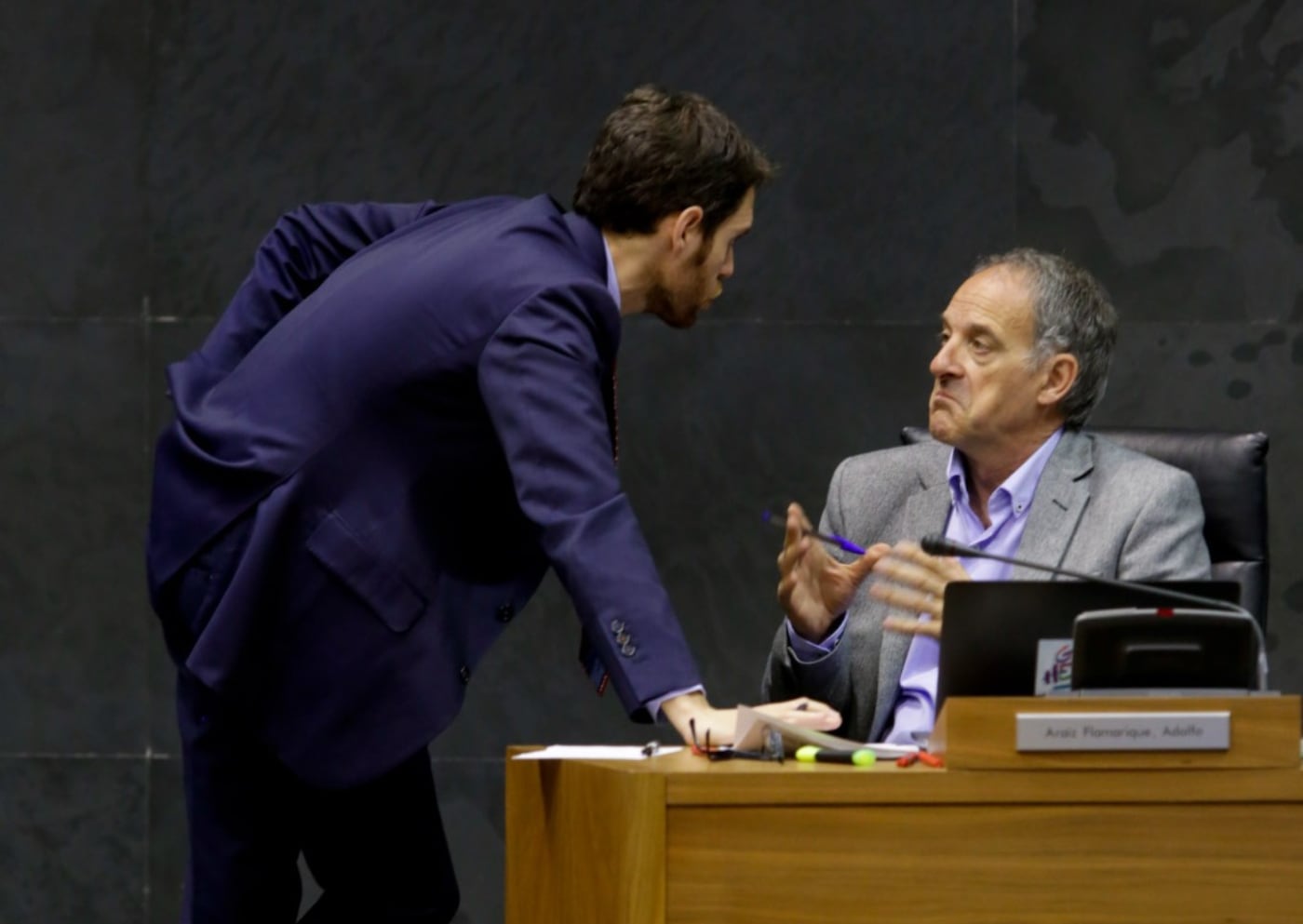 Sergio Sayas (UPN) y el diputado de Bildu Adolfo Arraiz debatiendo sobre la ley de policías en Navarra en el Parlamento en 2018