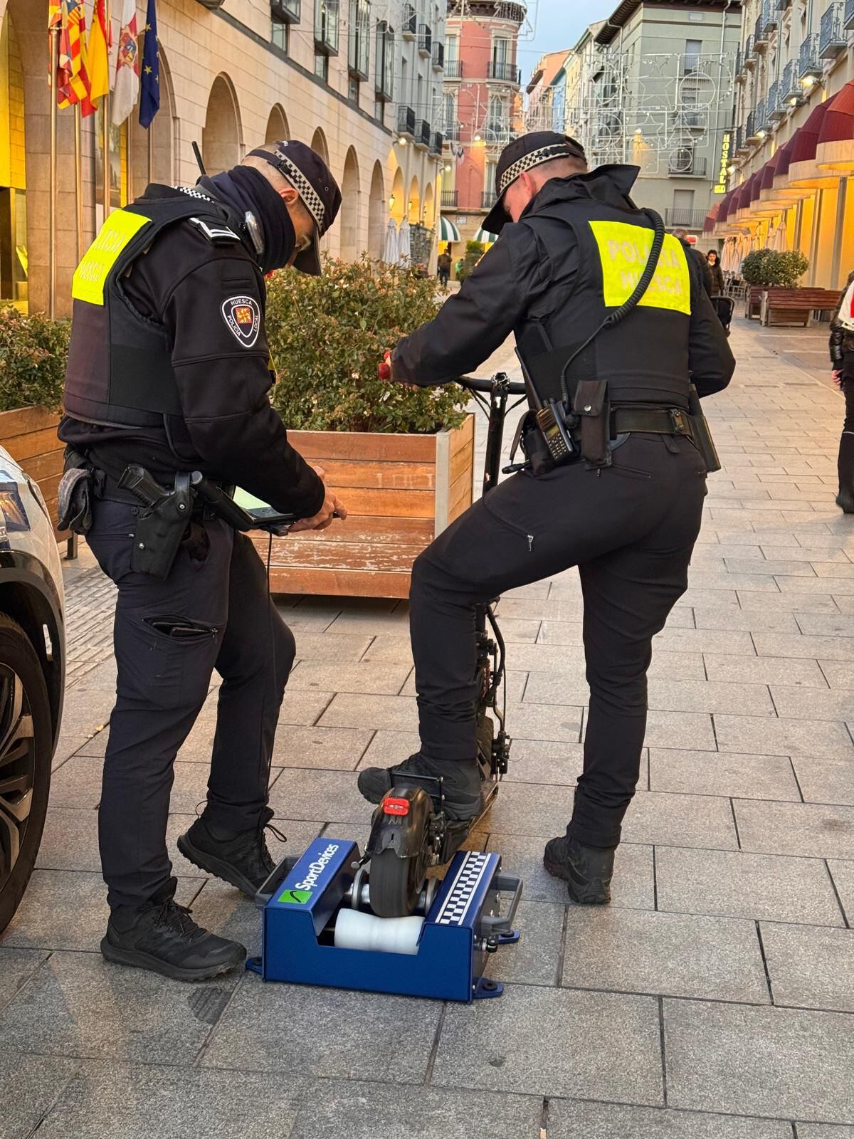 Comprobación de la velocidad del patinete a cargo de la Policía Local de Huesca