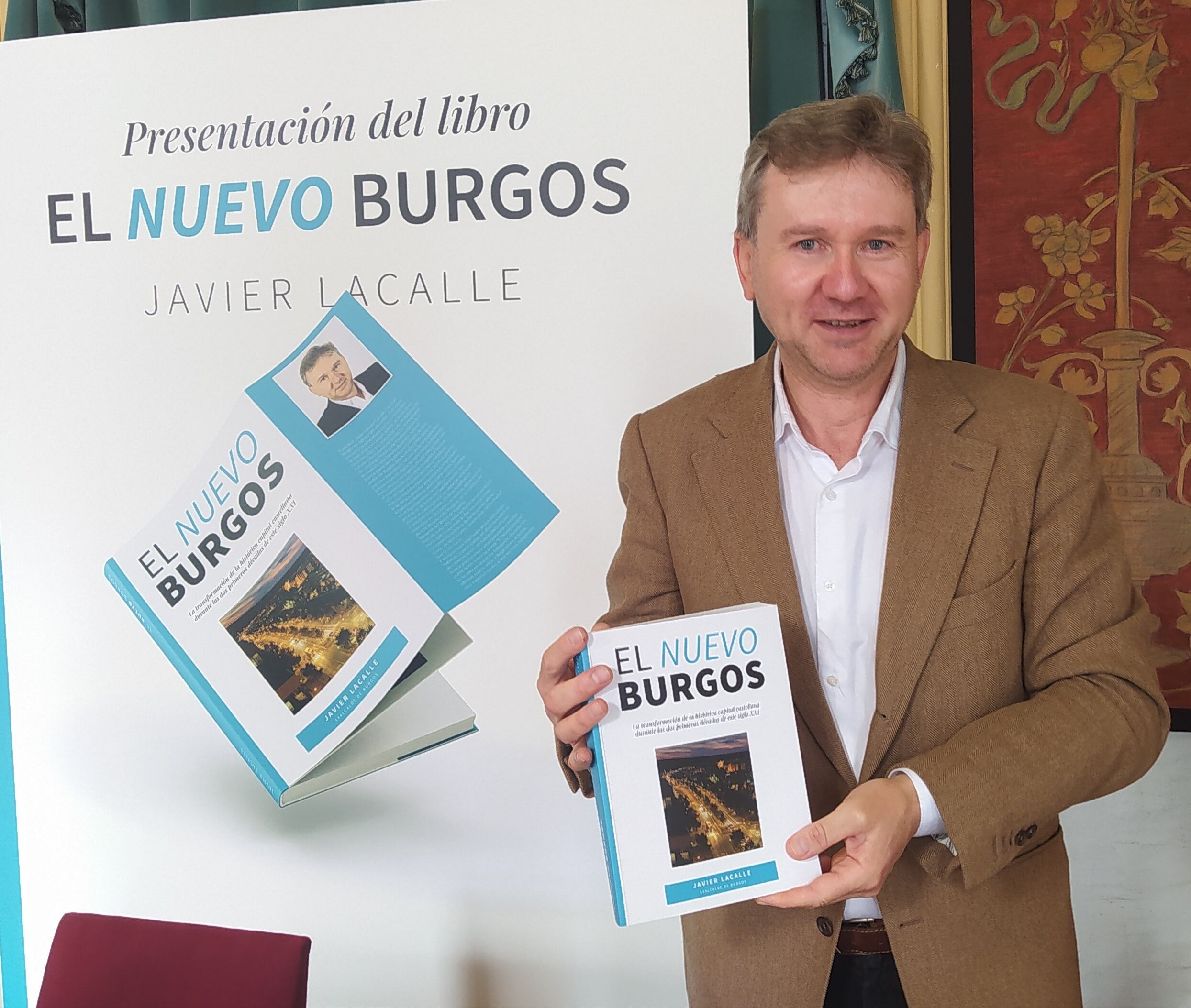 El exalcalde de Burgos, Javier Lacalle, con su recién publicado libro &#039;El Nuevo Burgos&#039;