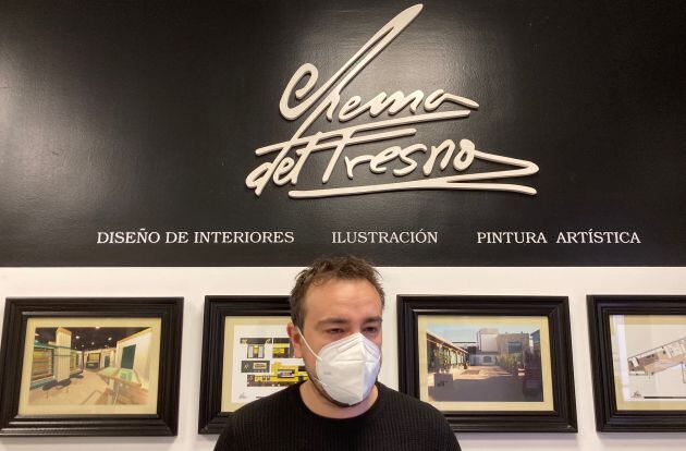 Imagen de Chema del Fresno, en el interior de su estudio de Valdepeñas (Ciudad Real)