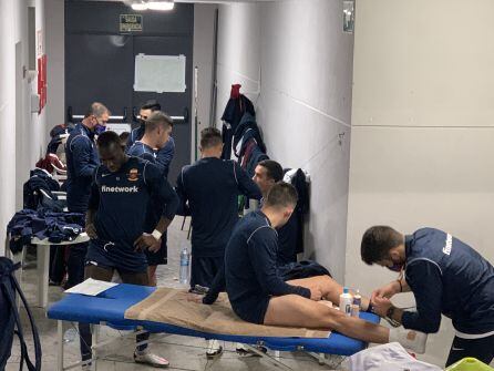 El Eldense se cambió en los pasillos