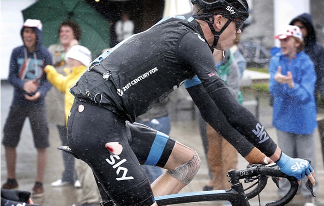 El británico ha sufrido dos caídas en la quinta etapa del Tour y ha tenido que echar el pie a tierra.